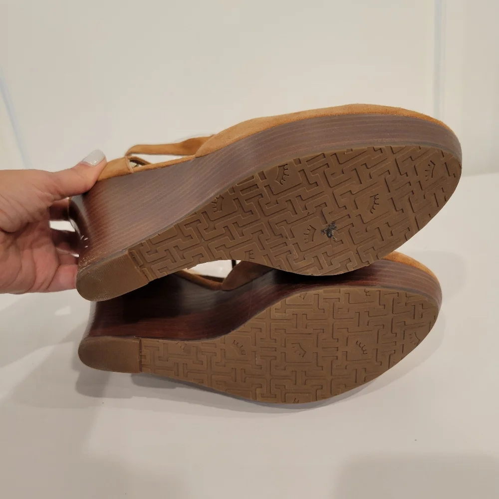 ELAINE TURNER TAN FRINGE SUEDE ZIPPER BACK WEDGES SIZE 9.5